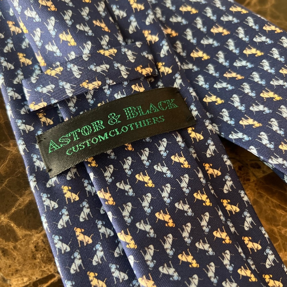Astor & Black 100 % Silk Tie Navy Dog Motif Preppy Sporting Hunting Novelty